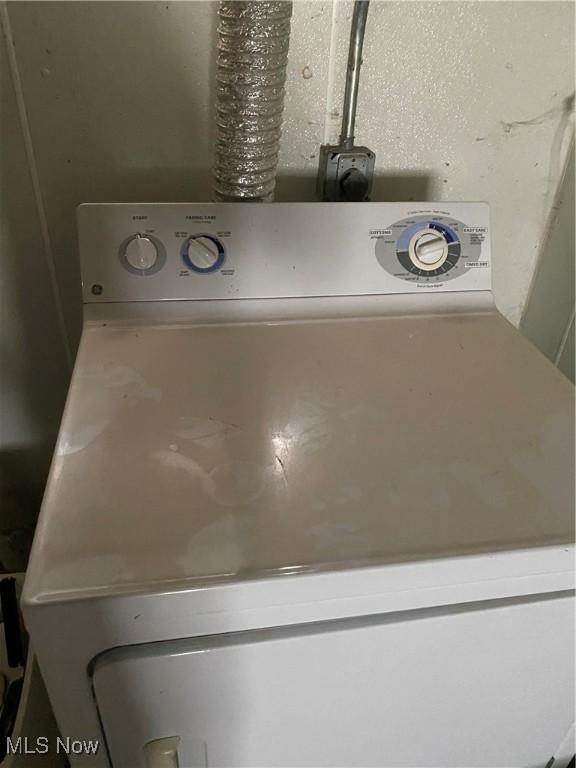 interior details featuring washer / clothes dryer