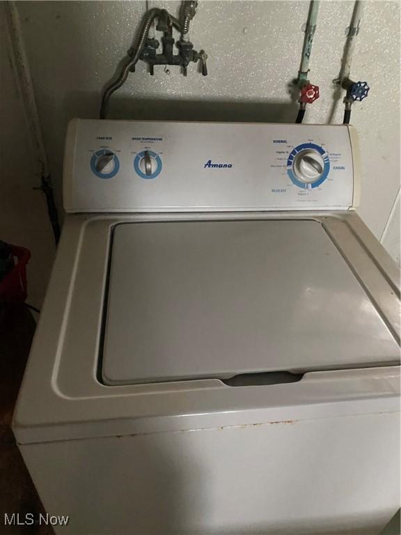 laundry room with washer / dryer