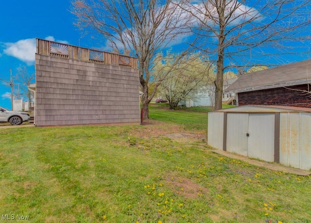 view of yard featuring an outbuilding and a shed