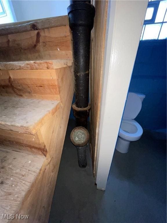 7706 Connecticut Ave, Garfield Heights, OH 44105 - interior details featuring concrete floors