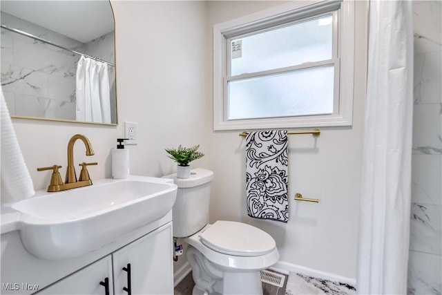 full bathroom featuring toilet, vanity, baseboards, a shower with shower curtain, and visible vents