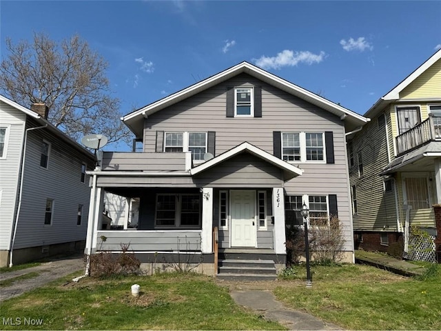 traditional style home featuring a front lawn