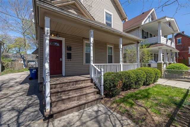 property entrance featuring a porch