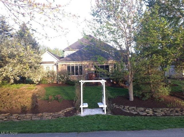 view of front of property featuring a front yard
