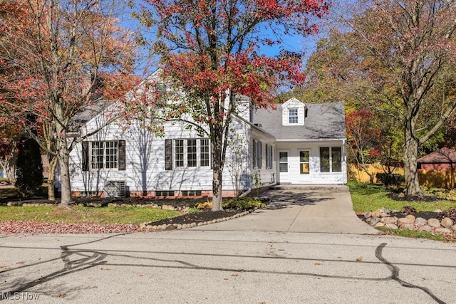 view of front of property with concrete driveway
