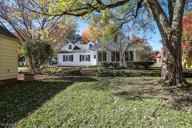 view of front facade featuring a front lawn