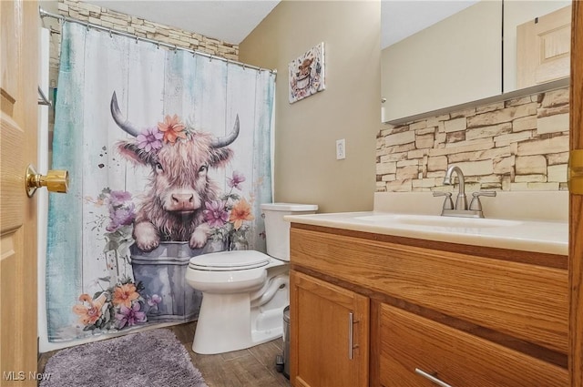 full bathroom featuring curtained shower, wood finished floors, toilet, and vanity