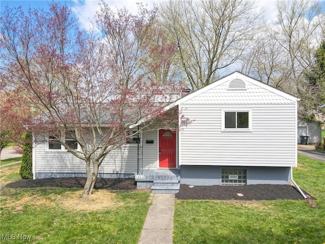 split level home with a front lawn