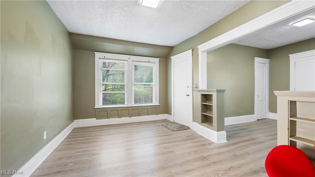 636-638 Fern St, Akron, OH 44307 - unfurnished room featuring wood finished floors, a textured ceiling, and baseboards