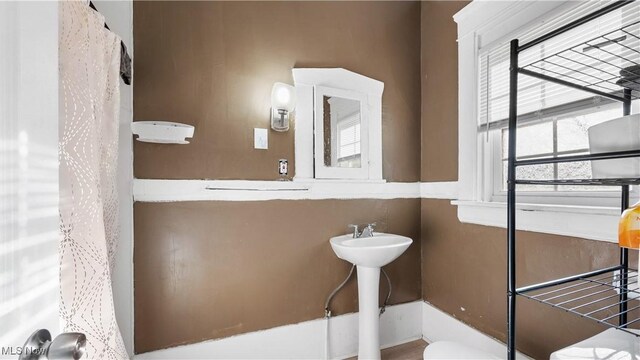 636-638 Fern St, Akron, OH 44307 - bathroom with toilet