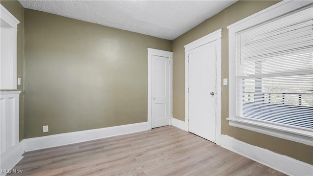 636-638 Fern St, Akron, OH 44307 - entrance foyer with light wood-style floors, baseboards, and a textured ceiling
