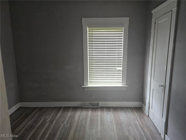 636-638 Fern St, Akron, OH 44307 - unfurnished room featuring baseboards, wood finished floors, and plenty of natural light