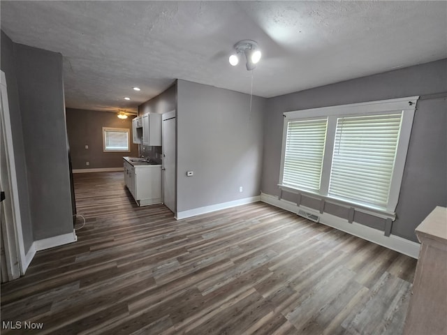 636-638 Fern St, Akron, OH 44307 - unfurnished living room featuring baseboards, dark wood-style flooring, a textured ceiling, a ceiling fan, and recessed lighting