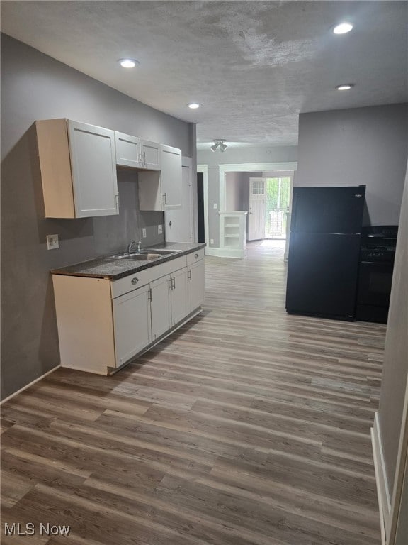 636-638 Fern St, Akron, OH 44307 - kitchen with a sink, wood finished floors, dark countertops, recessed lighting, and baseboards