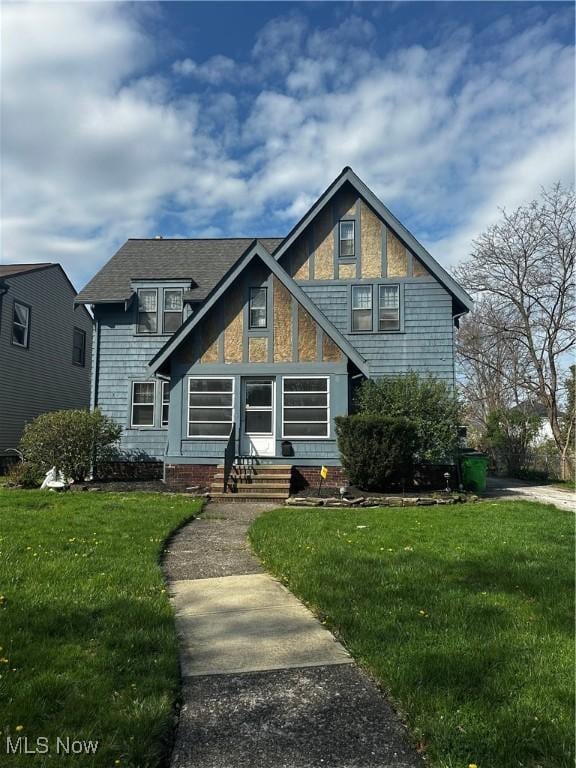 view of front facade featuring a front lawn