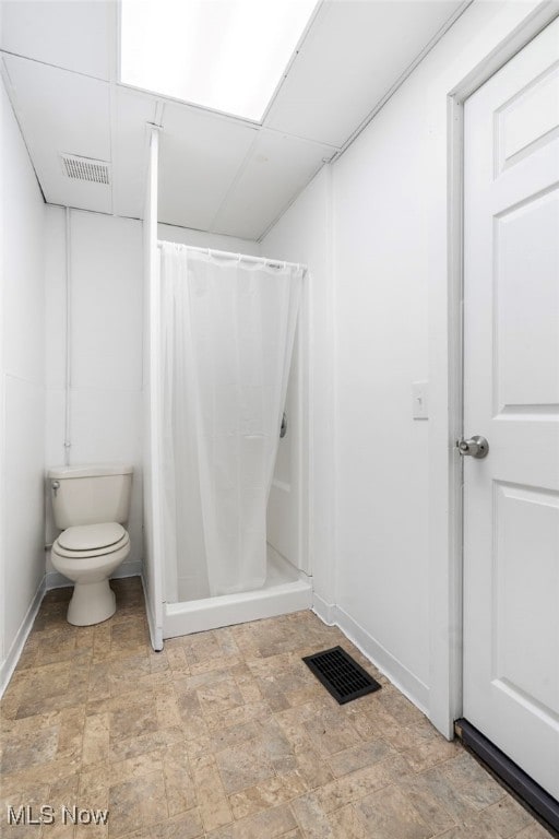 full bath with visible vents, a shower with curtain, and baseboards