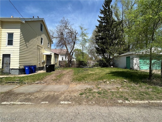 693 E 130th St, Cleveland, OH 44108 - view of yard
