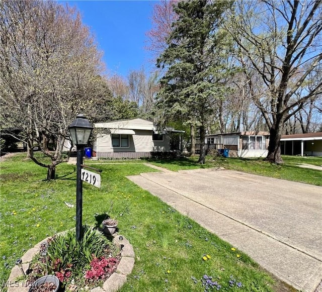view of front facade featuring a front yard