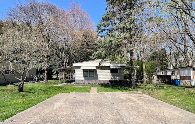 view of front of property with a front lawn
