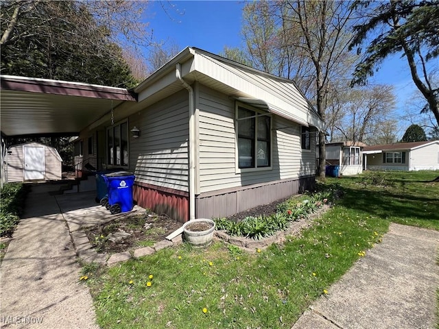 view of side of property featuring a lawn