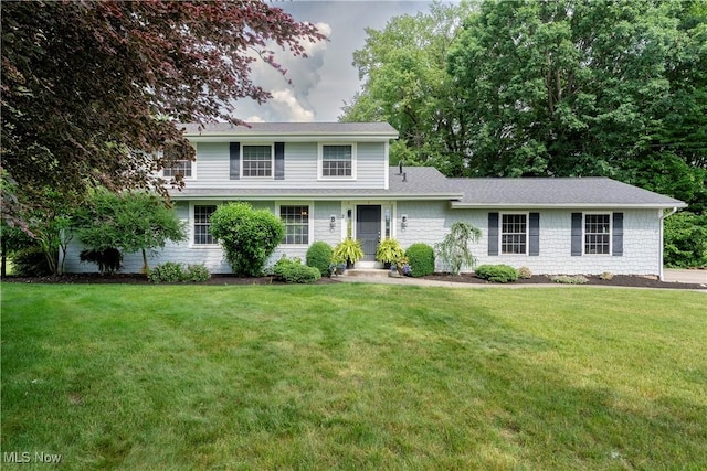 traditional-style house with a front yard