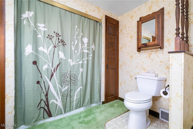 bathroom featuring wallpapered walls, toilet, curtained shower, baseboards, and visible vents