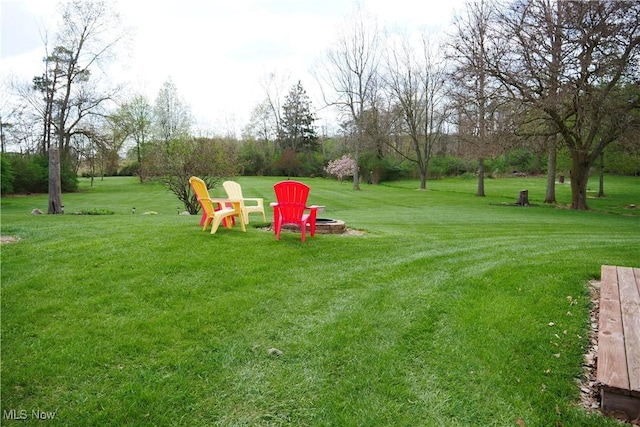 view of yard featuring a fire pit