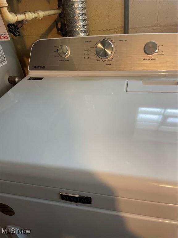 room details featuring washer / clothes dryer