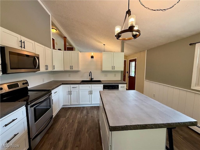 83 Oneida Trl, Malvern, OH 44644 - kitchen featuring a textured ceiling, a sink, dark countertops, stainless steel appliances, and dark wood-style flooring