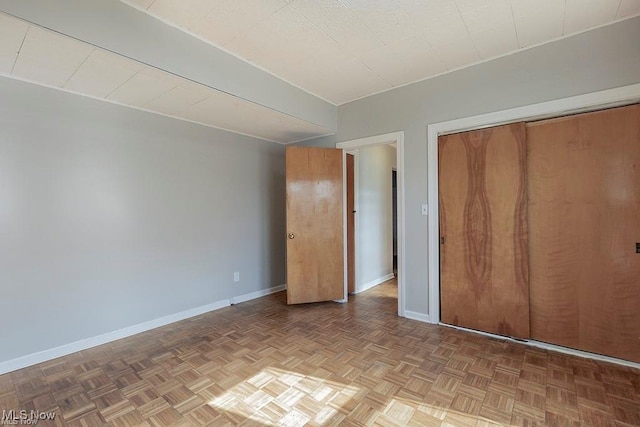 unfurnished bedroom featuring baseboards and a closet