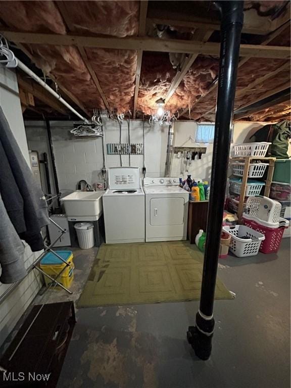 unfinished below grade area featuring a sink and independent washer and dryer