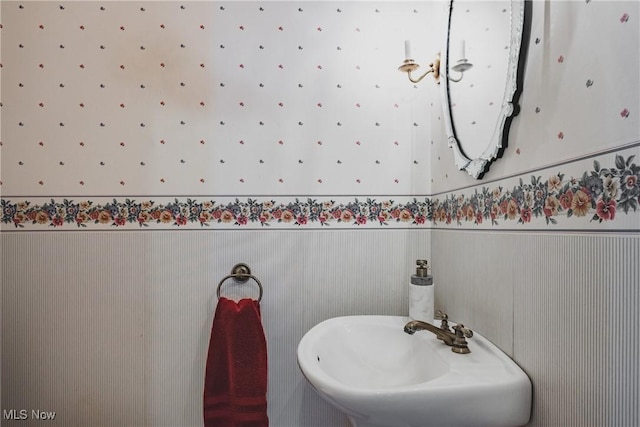 bathroom featuring a sink and wainscoting