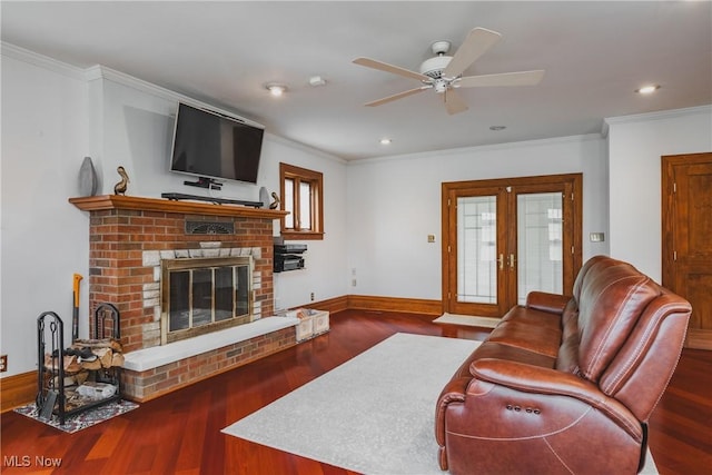 living area featuring crown molding, ceiling fan, and baseboards