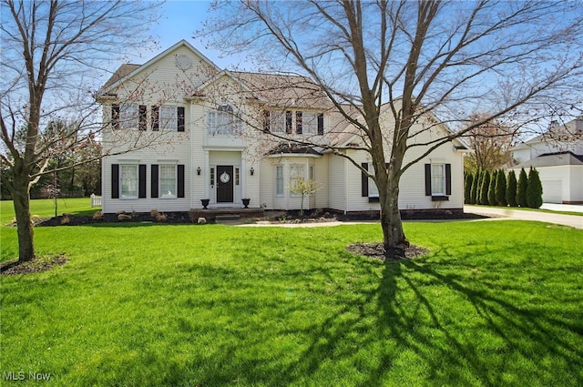 view of front of property featuring a front yard