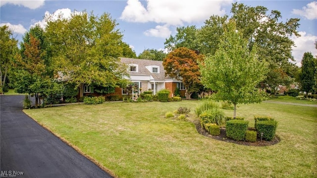 view of front facade with a front yard