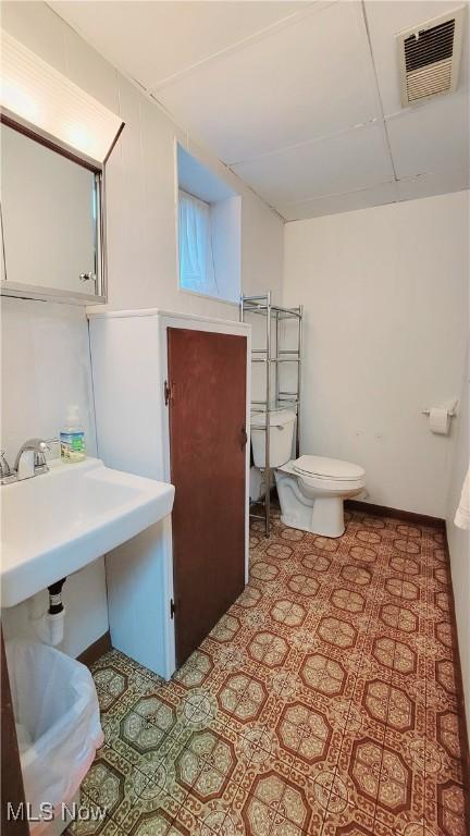 813 Brentwood Dr, Belpre, OH 45714 - half bath featuring toilet, baseboards, visible vents, and a sink