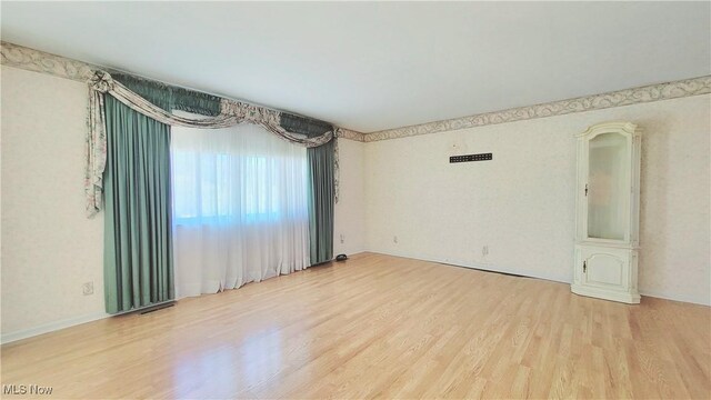 813 Brentwood Dr, Belpre, OH 45714 - empty room with light wood-style flooring