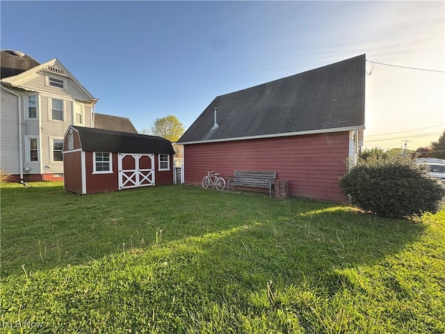 view of yard featuring an outdoor structure and a storage shed