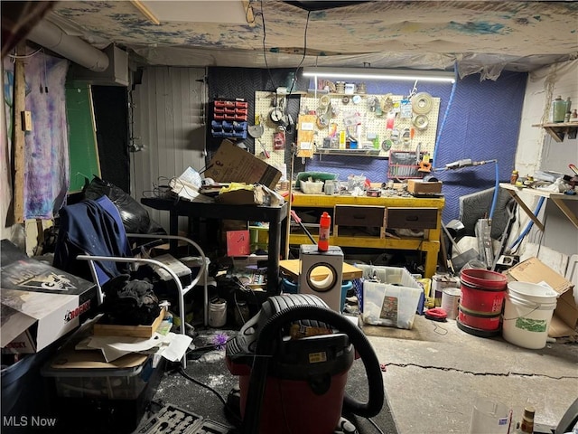 1125 Lafayette St, Zanesville, OH 43701 - misc room featuring a workshop area