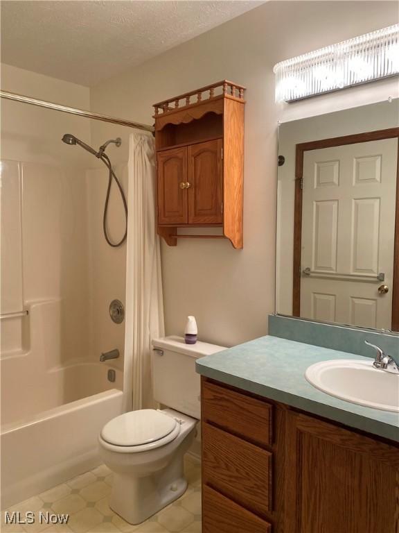 312 Chesapeake Cv, Painesville, OH 44077 - full bathroom featuring shower / tub combo with curtain, toilet, and vanity