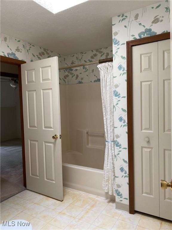 312 Chesapeake Cv, Painesville, OH 44077 - full bath with wallpapered walls and shower / tub combo with curtain