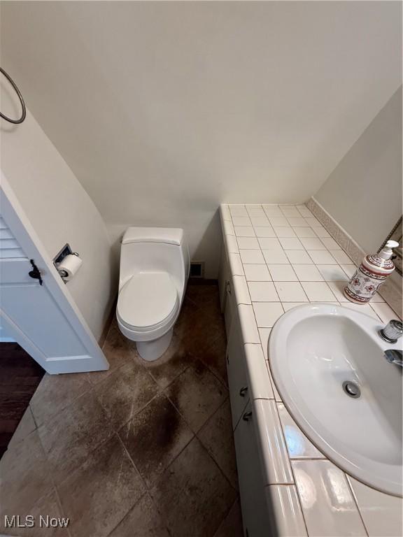 bathroom with toilet and vanity