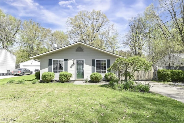 view of front facade featuring fence and a front yard