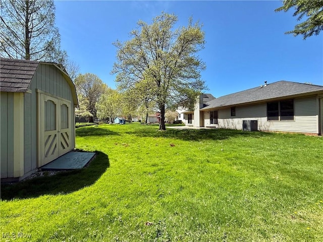 view of yard featuring an outdoor structure and a storage unit