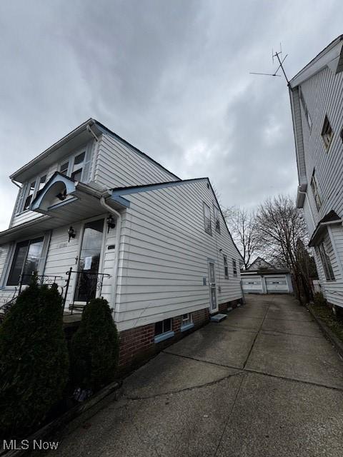 view of side of property featuring an outdoor structure and a garage