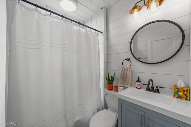 bathroom with toilet, a shower with curtain, and vanity