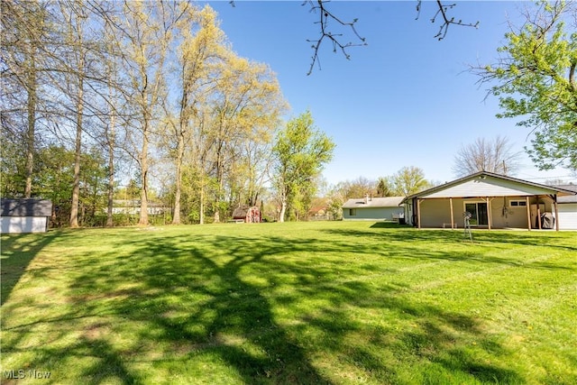 view of yard featuring a storage shed and an outdoor structure