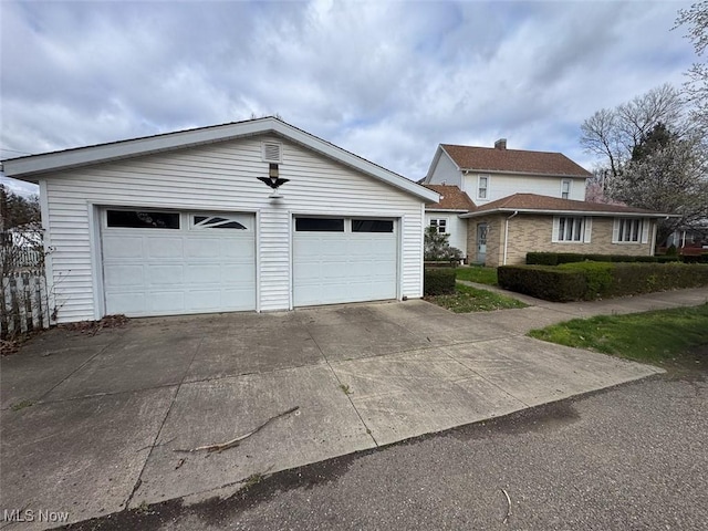 view of front of property with a detached garage and an outdoor structure