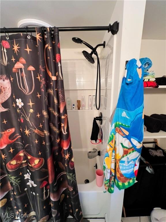 bathroom featuring shower / tub combo