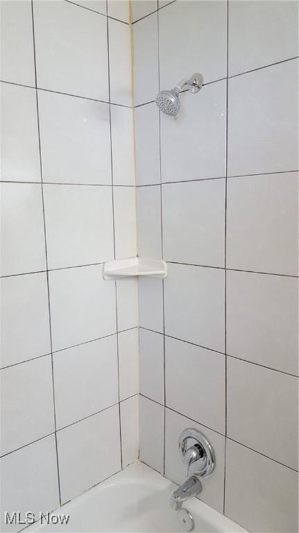 full bath with bathtub / shower combination